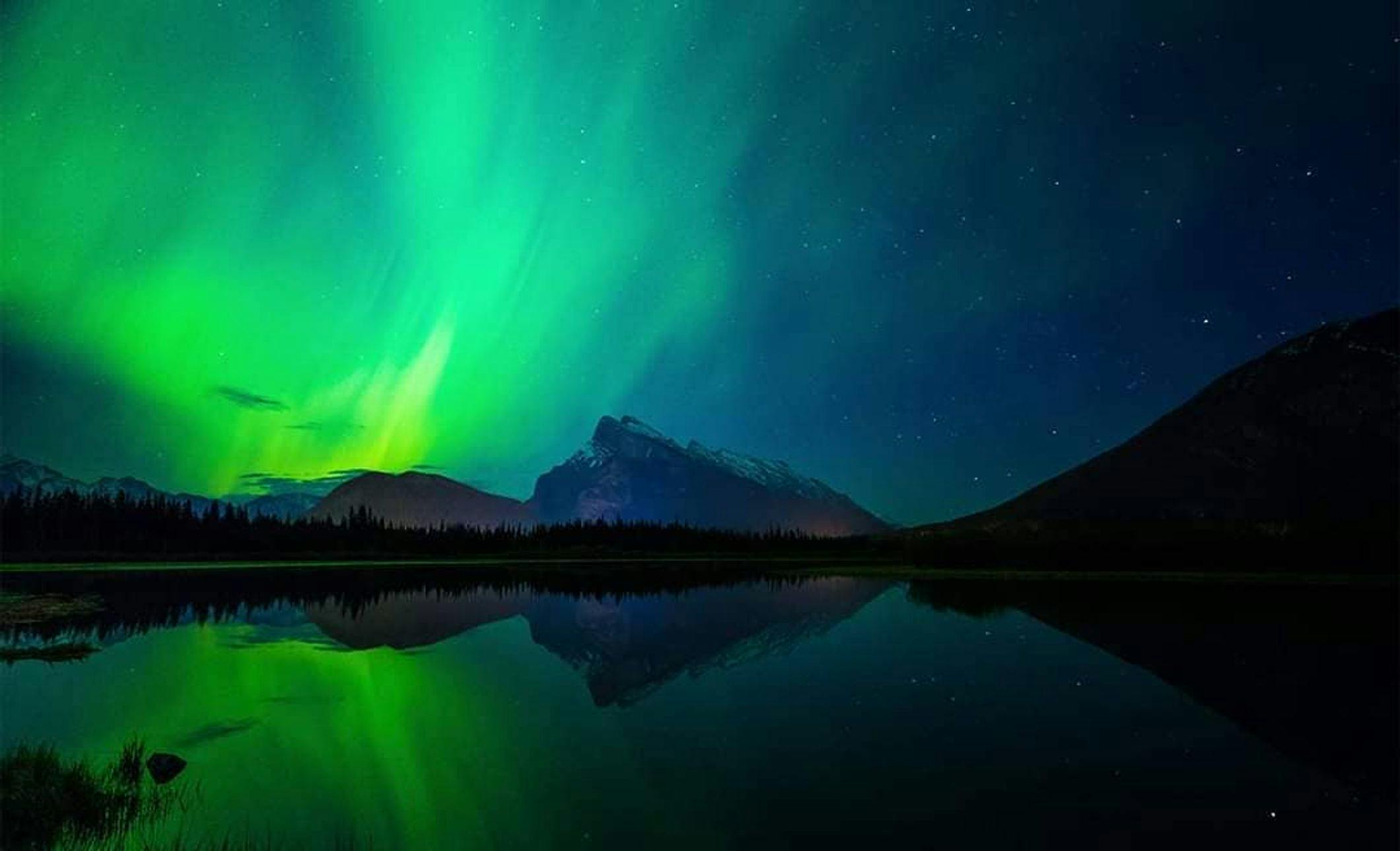Northern lights over Vermilion Lakes with Mount Rundle in the background